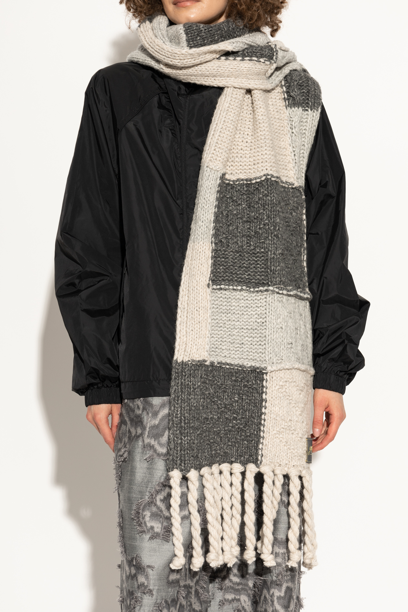 【送料&関税込】Ganni Scarf With Ruffle GANNI ruffle-trim Scarf | Black | FARFETCH